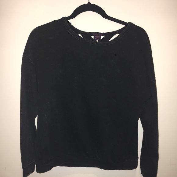 Distressed black sweater with cross-cross backing - Picture 2 of 3